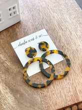 Load image into Gallery viewer, Tortoise Round Earrings