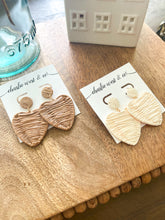 Load image into Gallery viewer, Straw Heart Earrings