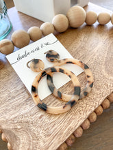 Load image into Gallery viewer, Tortoise Round Earrings